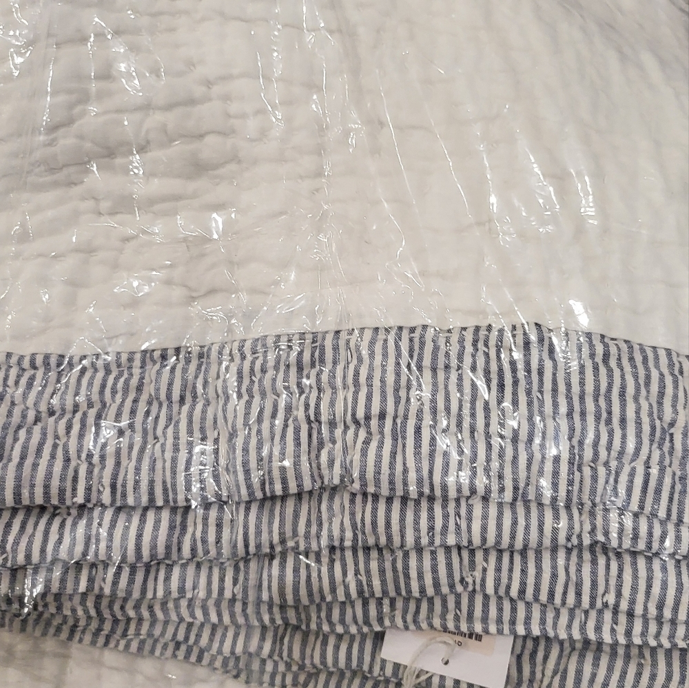 BNWT Foxwood Quilt - Twin - Navy